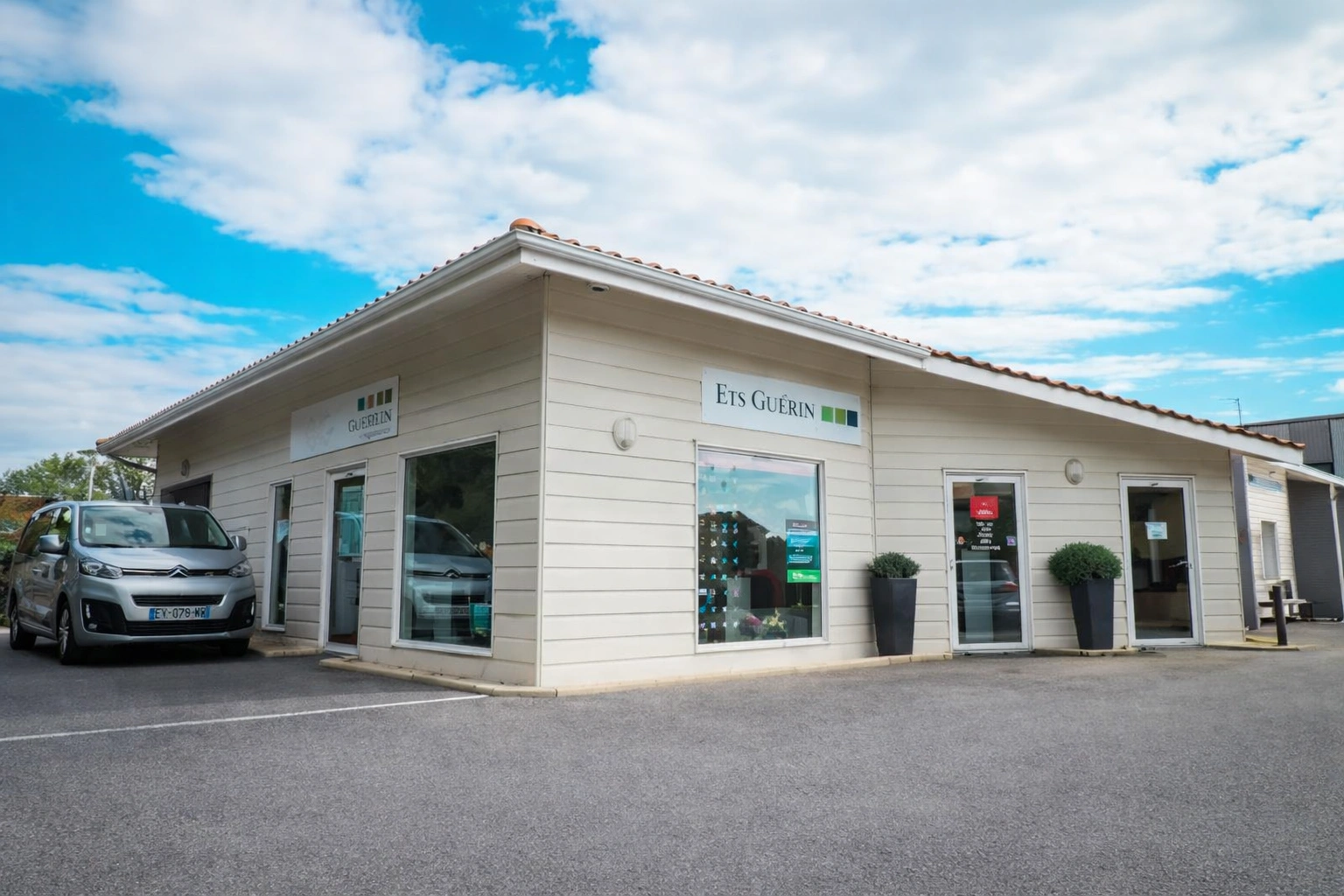 L’agence Pompes Funèbres Guérin et son parking